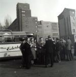 Reisegruppe, 50er Jahre. Im Hintergrund der Hotelturm des Hans-Sachs-Hauses