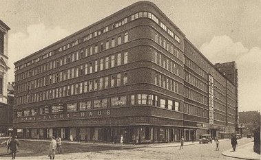Postkarte mit Abbildung des Hans-Sachs-Hauses, ca, 1930. Klar erkennbar ist der Fassadenrücksprung, der entlang der Dehnungsfuge zwischen zwei Gebäudeteilen entstand, und deutlich sichtbar sind auch die Treppenhäuser als Vertikale Gliederungselemente.