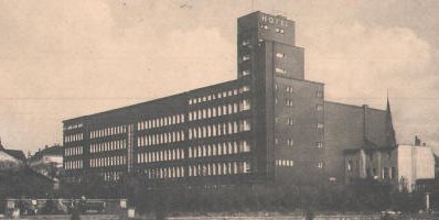 Postkarte mit Abbildung des Hans-Sachs-Hauses, ca, 1930. Der Hotelturm erhebt sich über das Gebäude und nimmt ihm die Massivität.