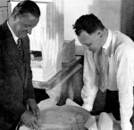 Alfred Fischer (links) im Gespräch mit Max Burchartz (ca. 1927). Foto aus: Das Diktat der klaren Linien (1995)
