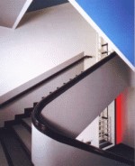 Übergangsbereich im Treppenhaus, 1. und 2. Obergeschoss. Foto aus: Das Diktat der klaren Linien (1995)