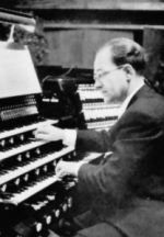 Franz Röttger an der Walcker-Orgel. Quelle: ISG/Stadtarchiv Gelsenkirchen.