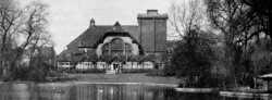 Die Stadthalle im Stadtgarten, die bis 1944 als Stadttheater genutzt wurde. Quelle: Stadtarchiv/Institut für Stadtgeschichte.