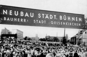 Zuschauer bei der Grundsteinlegung. Im Hintergrund das Hans-Sachs-Haus.