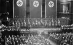 Mit Hakenkreuzfahnen dekorierte Bühne im Hans-Sachs-Haus-Saal beim Gautreffen der NSDAP 1937. Quelle: ISG/Stadtarchiv Gelsenkirchen.
